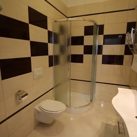 Modern Eingerichtete Fuer 4 Personen In Einem Haus Mit Mehrere Und Mit Pool