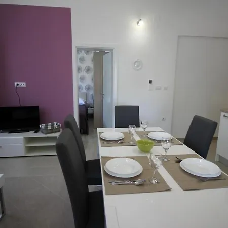 Modern Eingerichtete Fuer 4 Personen In Einem Haus Mit Mehrere Und Mit Pool