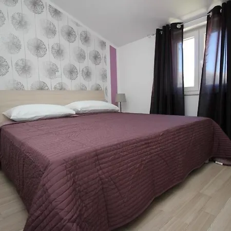 Modern Eingerichtete Fuer 4 Personen In Einem Haus Mit Mehrere Und Mit Pool *