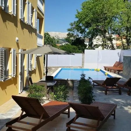 Modern Eingerichtete Fuer 4 Personen In Einem Haus Mit Mehrere Und Mit Pool Lägenhet *