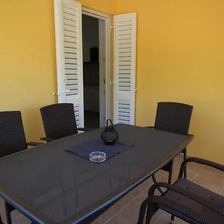 Modern Eingerichtete Fuer 4 Personen In Einem Haus Mit Mehrere Und Mit Pool * Baška