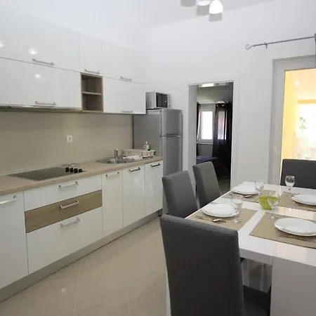 Modern Eingerichtete Fuer 4 Personen In Einem Haus Mit Mehrere Und Mit Pool Apartman