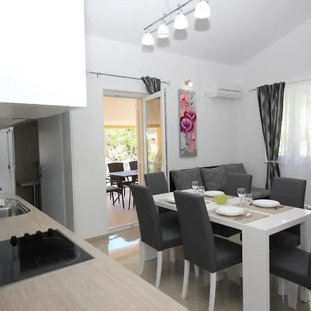 Modern Eingerichtete Fuer 4 Personen In Einem Haus Mit Mehrere Und Mit Pool Apartman *