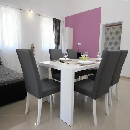 Modern Eingerichtete Fuer 4 Personen In Einem Haus Mit Mehrere Und Mit Pool Apartman Baška