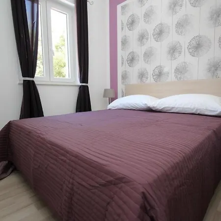 Apartman Modern Eingerichtete Fuer 4 Personen In Einem Haus Mit Mehrere Und Mit Pool Baška