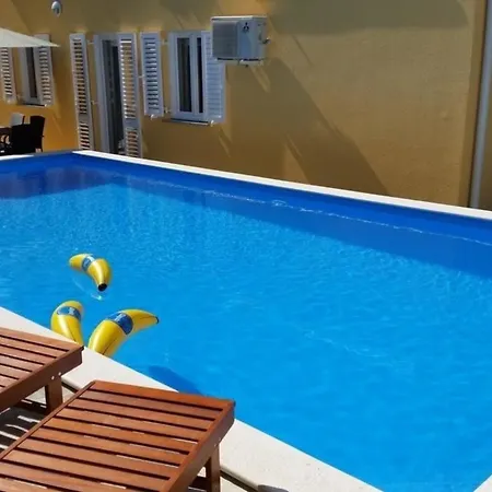 Modern Eingerichtete Fuer 4 Personen In Einem Haus Mit Mehrere Und Mit Pool Apartman Baška