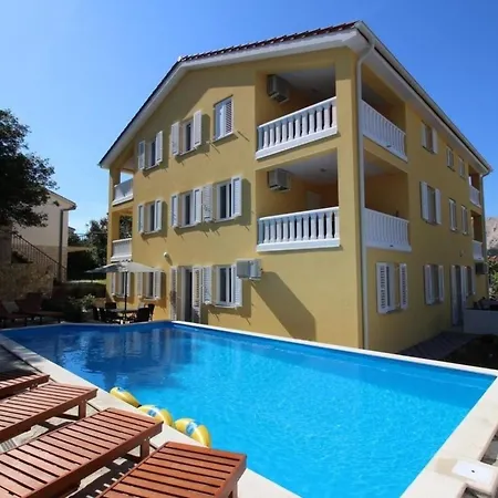 Modern Eingerichtete Fuer 4 Personen In Einem Haus Mit Mehrere Und Mit Pool * Baška
