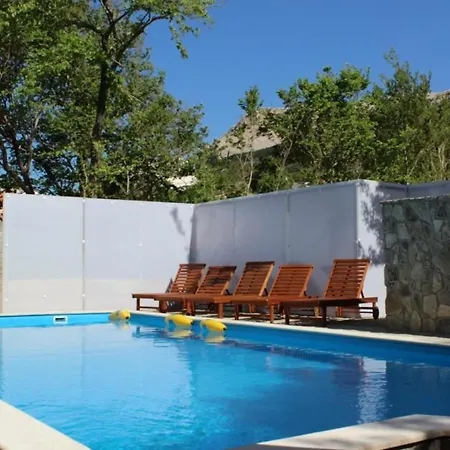 Modern Eingerichtete Fuer 4 Personen In Einem Haus Mit Mehrere Und Mit Pool